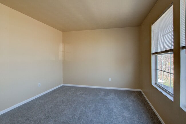 Building Photo - 3 Bed, 2.5 Bath Home Conveniently Located ...
