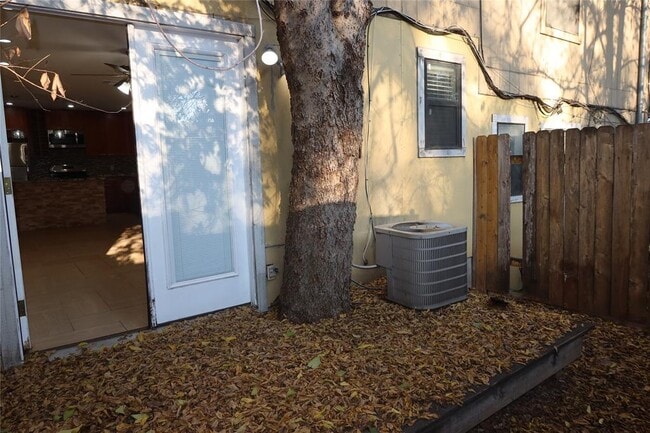 Building Photo - 3000 S 1st St