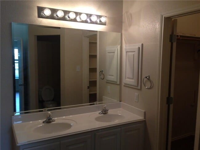 Building Photo - 104 N Treasure Oaks Dr