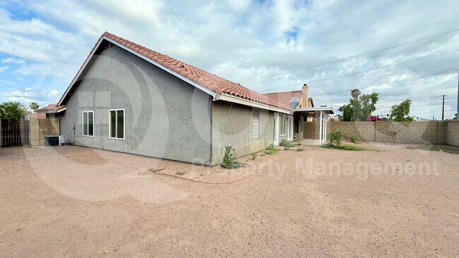 Building Photo - 307 N Red Rock St