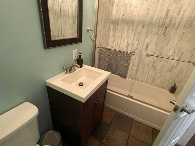 Building Photo - Charming 3 bedroom 3.5 bathroom in North Park