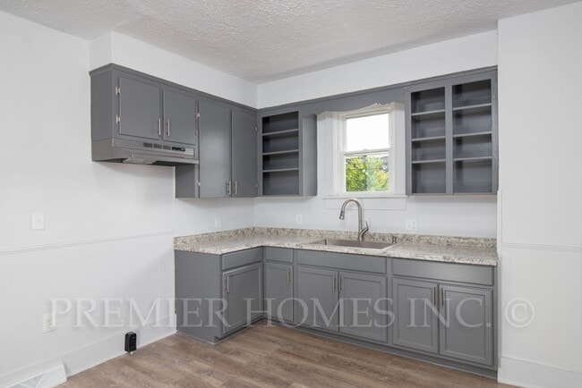 Building Photo - 3 Bed Single-Family Home Near Aultman Hospital – $1,595/mo