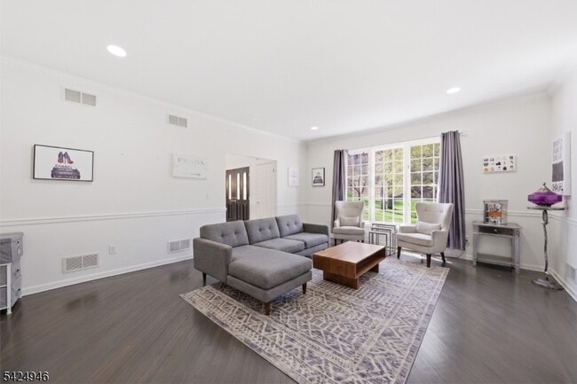 Building Photo - 11 Rosewood Ln