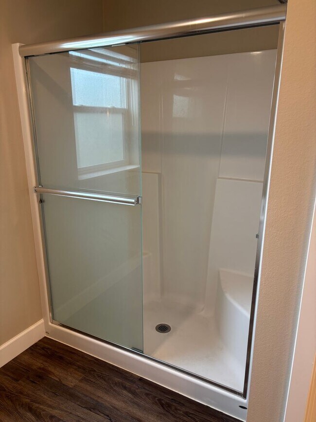 Building Photo - Newer Home in Redmond with Large Fenced Ba...