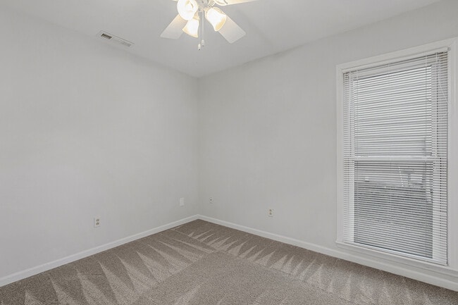 Building Photo - 127 Hollington Dr NE