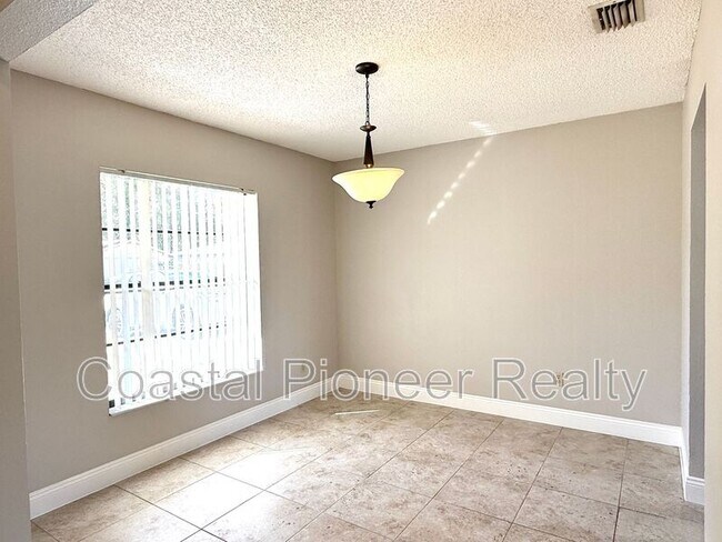 Building Photo - 606 Sandy Creek Dr