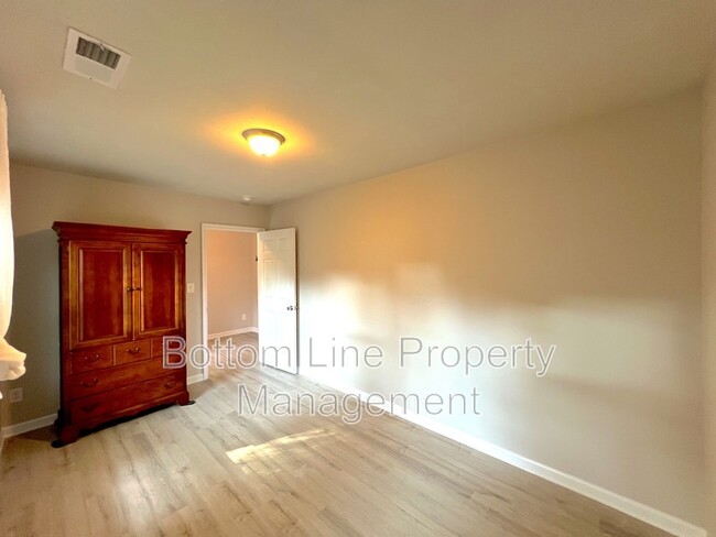 Building Photo - 613 1/2 Charlotte Ave
