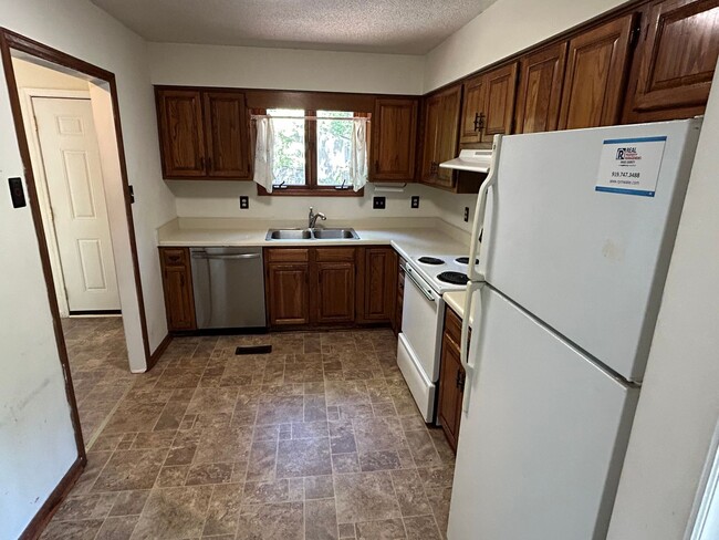 Building Photo - 4 Bed | 2 Bath Townhouse near NCSU - MOVE ...