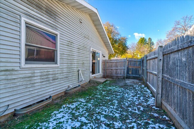 Building Photo - 1309-1311 Prairie Rd