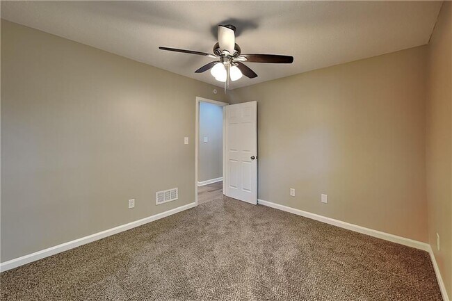 Building Photo - 6778 Oakhurst Ct