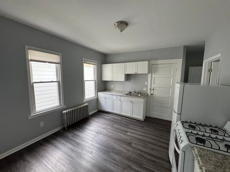 Kitchen - 3235 N Bremen St