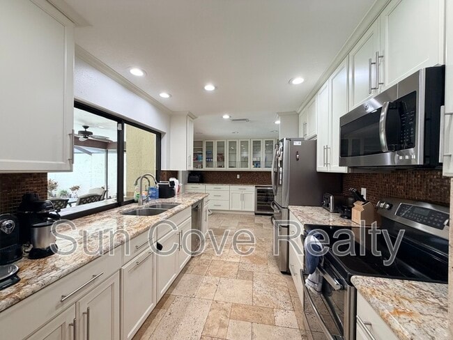 Building Photo - 13550 Avista Dr