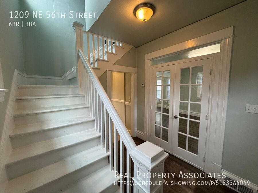 Building Photo - 1209 NE 56th St