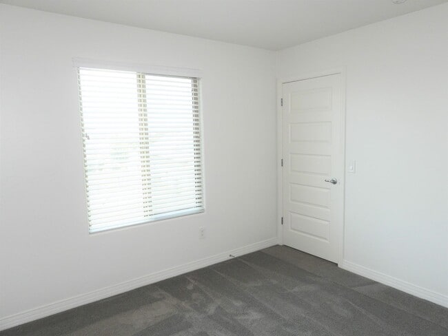 Building Photo - 4 Bedroom 2.5 Bathroom