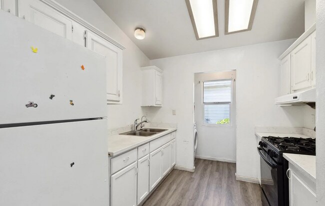 Building Photo - Charming Laurel District Apartment with Mo...