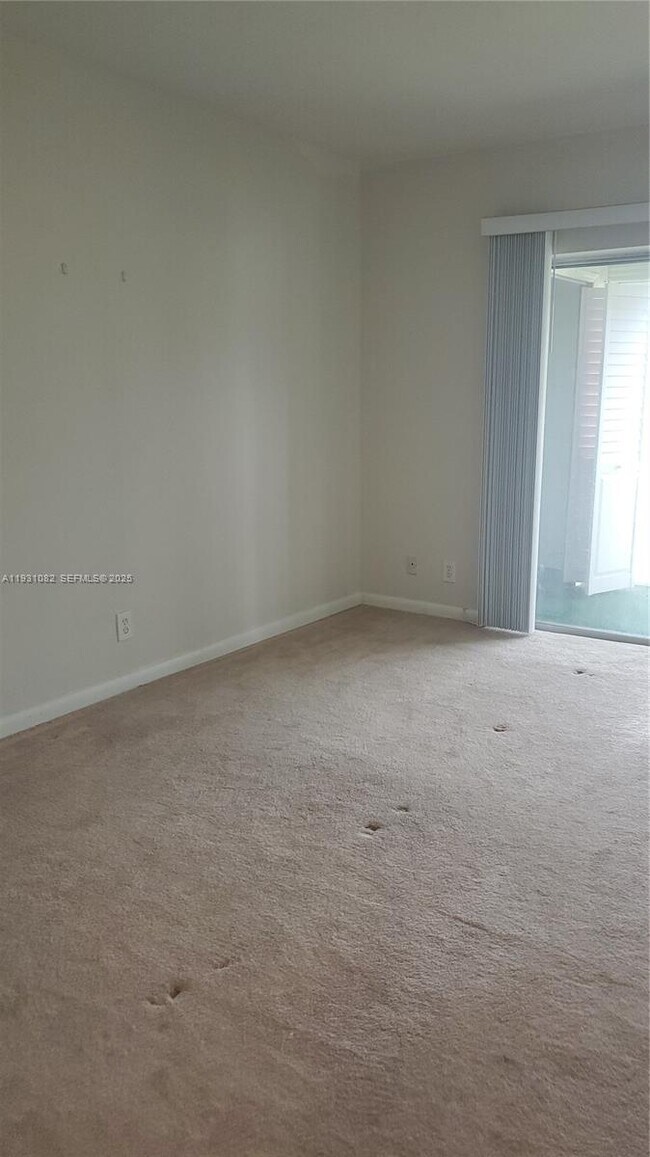 Building Photo - 2400 Lake Osborne Dr