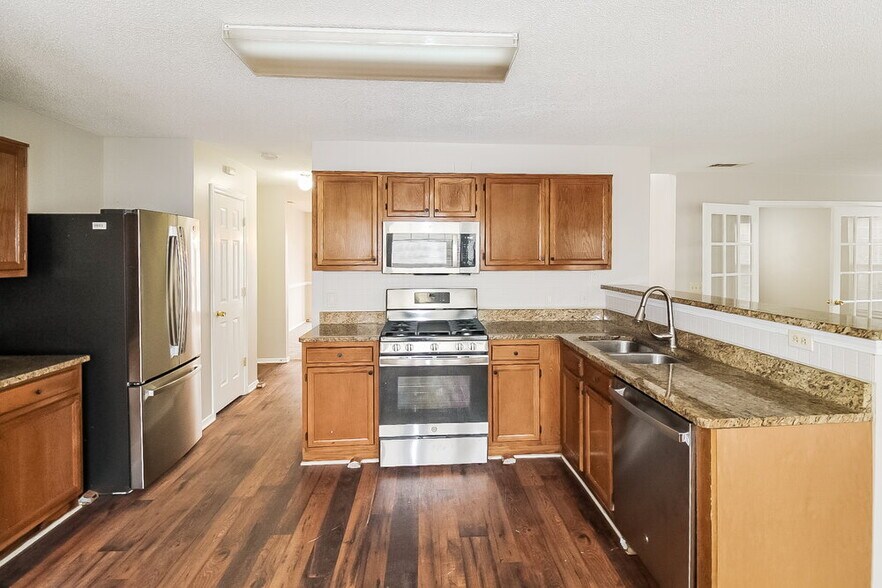 Building Photo - 1015 Redan Trce