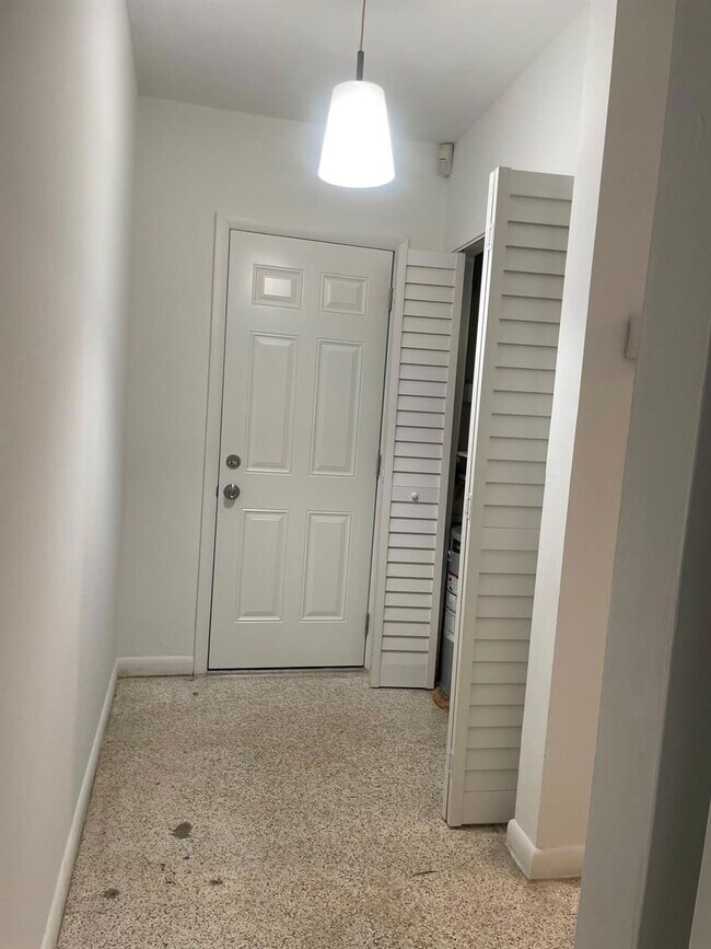 Building Photo - 2656 SW 28th Ct