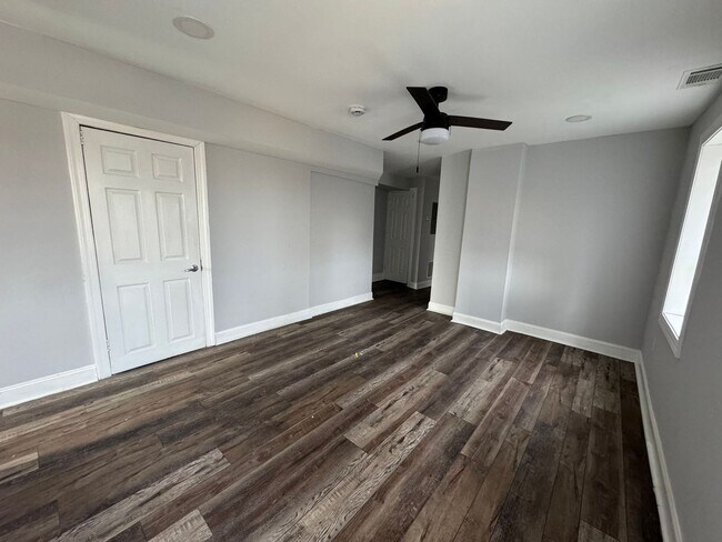 Building Photo - 610 E 9th St