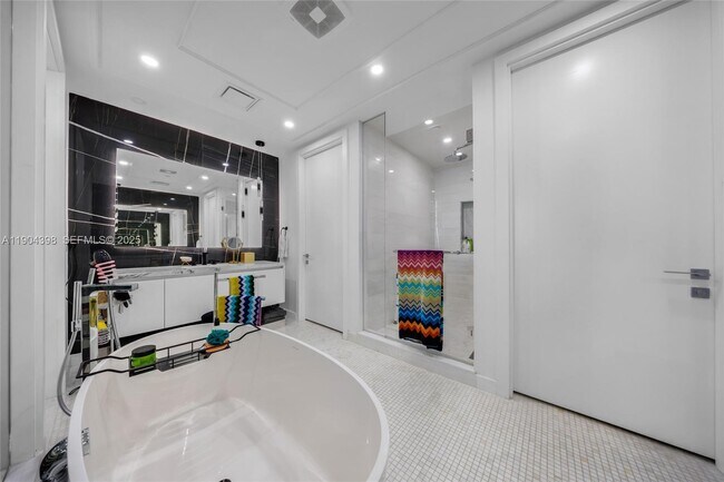 Building Photo - 700 NE 26th Terrace