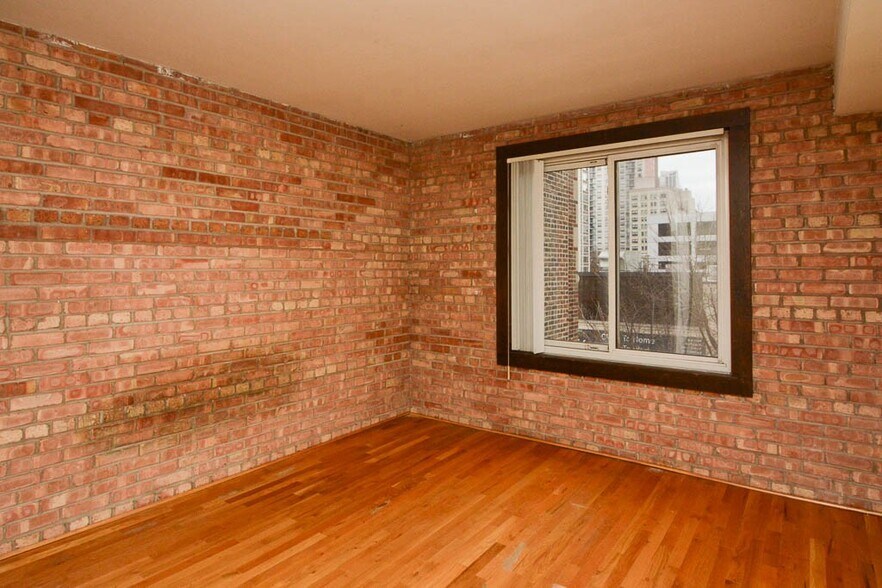 Building Photo - 1225 N LaSalle St