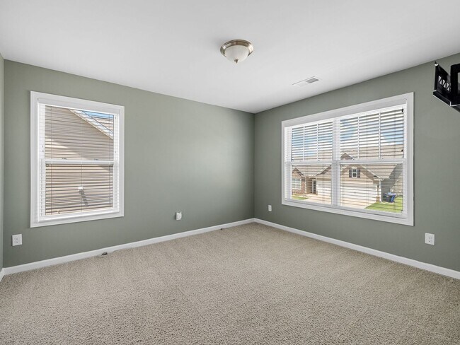 Building Photo - Beautiful 4 BR, 3.5 BA, 2 Car Garage Home ...