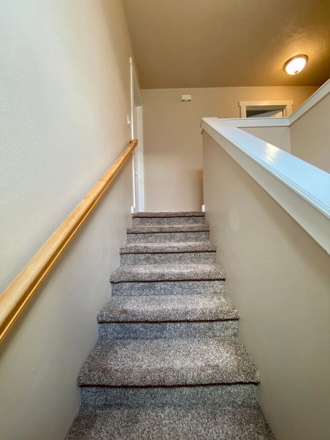 Building Photo - Lovely 4 Bedroom (+ Large bonus room) in B...