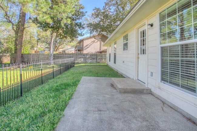 Building Photo - 824 Cherry Hills Dr