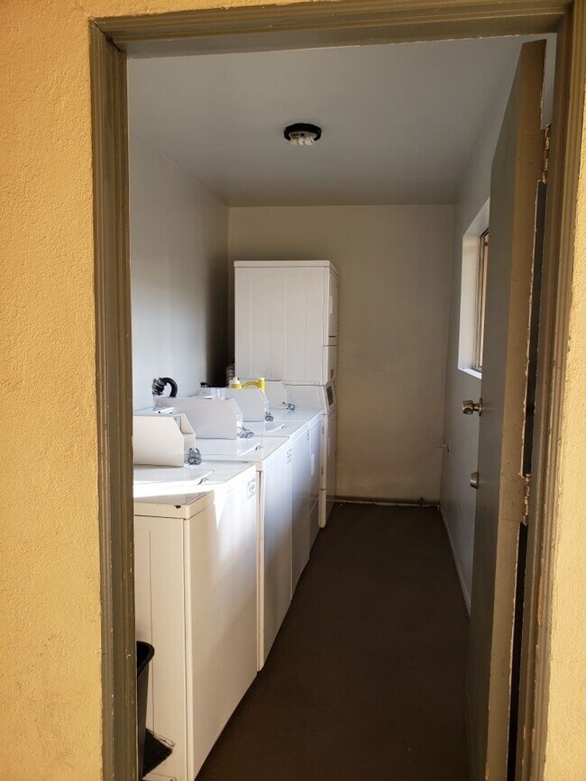 Building Photo - Fully Renovated 1BR in Van Nuys – Modern Kitchen + Parking