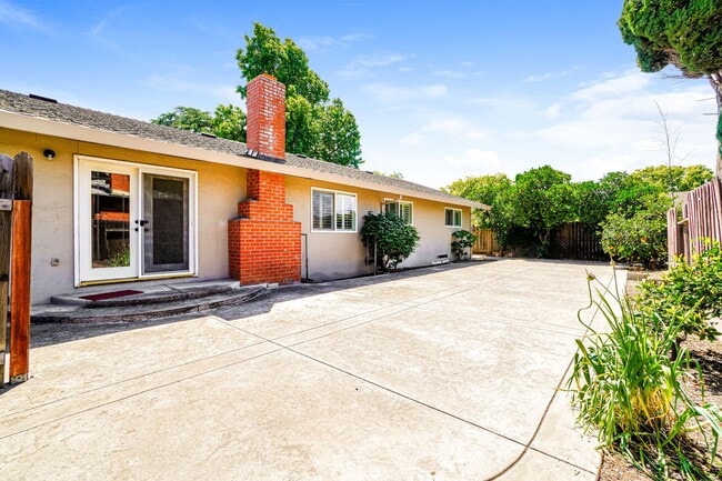 Building Photo - Charming Lincoln Village West 3BD Home with Spacious Corner Lot