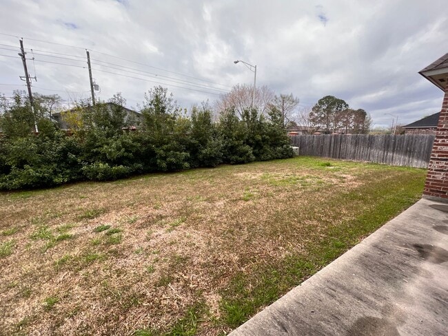 Building Photo - 4 BEDROOM/3 BATH SPACIOUS IN GATED COMMUNITY