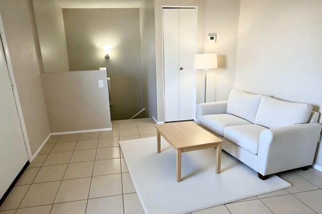 Building Photo - 725 W 1st Ave