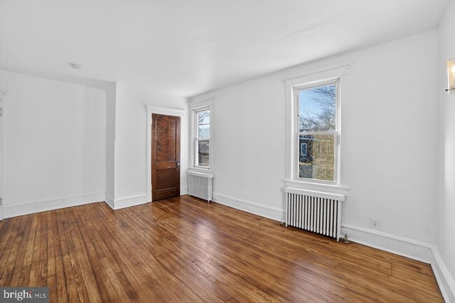 Building Photo - 713 Monmouth St