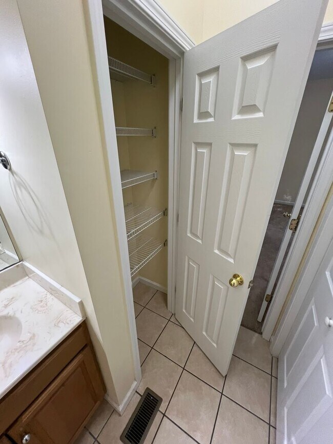 Building Photo - Arden 3 bed Townhome: Commuter's Wishlist