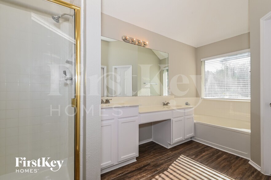 Building Photo - 925 Parkwood Trail