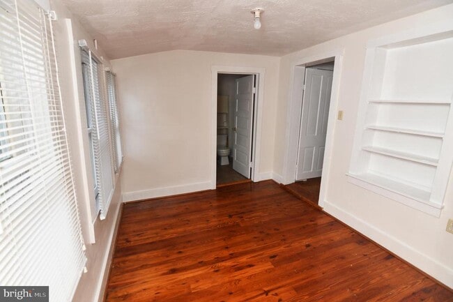 Building Photo - 105 E Pall Mall St