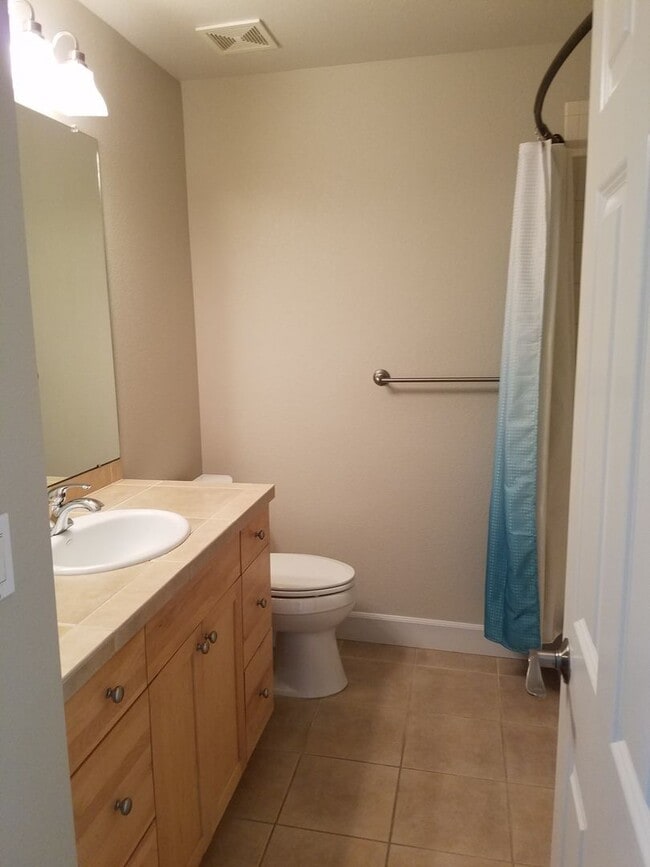Building Photo - Stunning 4 Bedroom 3.5 Bath Lowry Townhome...
