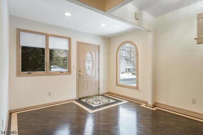 Building Photo - 302 Walnut Ave