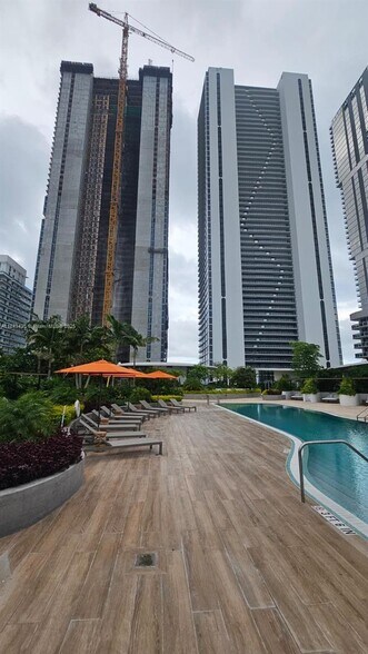 Building Photo - 700 NE 24th St