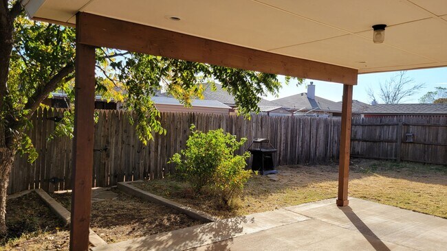 Building Photo - 3/2/2 Cozy Brick Home in South Lubbock!