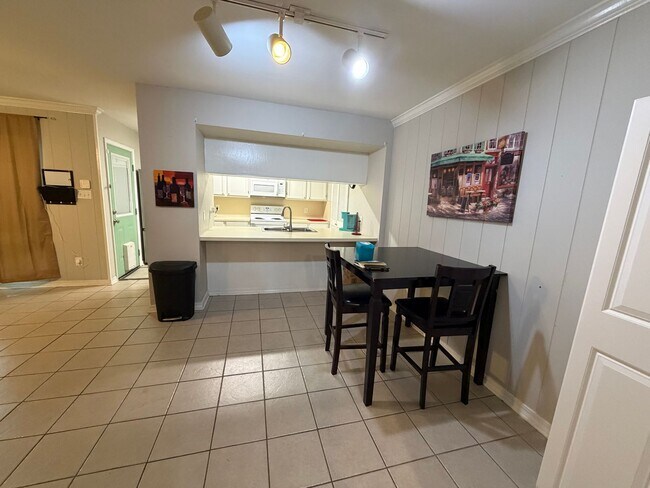Building Photo - 9505 Balsa Dr