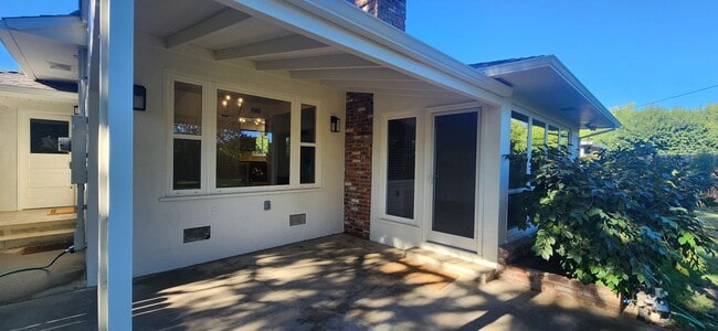 Building Photo - 3 Bedroom 1 Bathroom Charmer in Hollywood ...