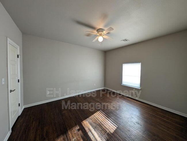 Building Photo - 2235 E 10th St