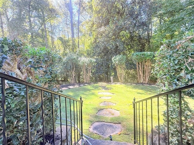 Building Photo - 200 W Paces Ferry Rd NW