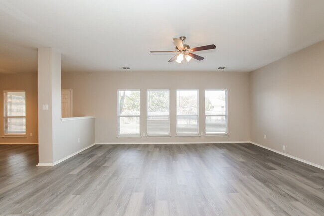 Building Photo - 121 Castle Dr