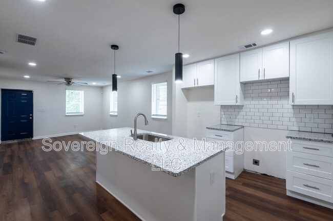 Building Photo - 450 Paines Ave NW