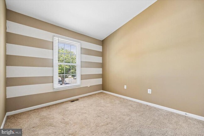 Building Photo - 6630 Commodore Ct