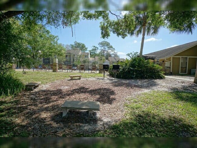 Building Photo - Charming 1-Bedroom Condo in Temple Terrace...