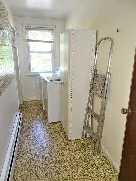 Building Photo - 267 E Main St