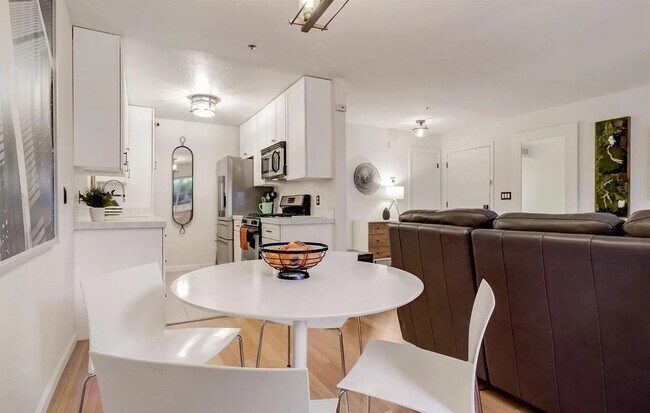 Building Photo - 1021 San Luis Cir